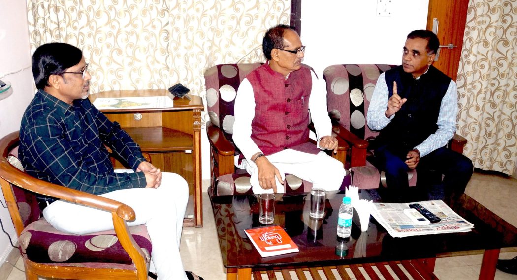 Director NBSS&LUP Dr. N G. Patil explaining the details of soil depth map of India to Hon'ble Union Minister of Farmers Welfare and Agriculture, Sh. Shivraj Singh Chouhan.