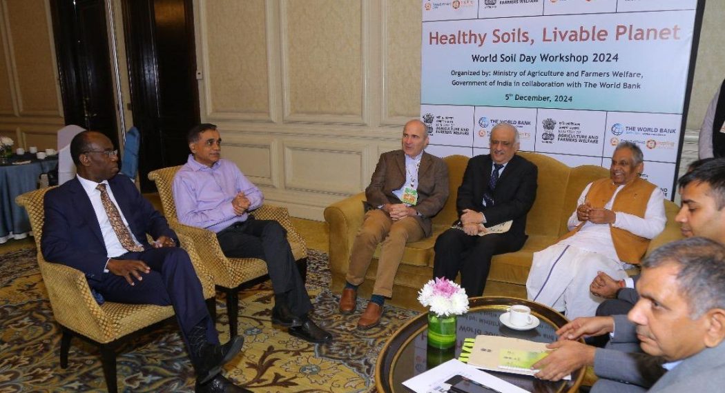 Hon’ble Minister of state for Agriculture and Farmers’ Welfare Sh Ramnath Thakur interacting with World Bank officials and Director, NBSS& LUP on the occasion of World Soil Day ( 5 December 2024)