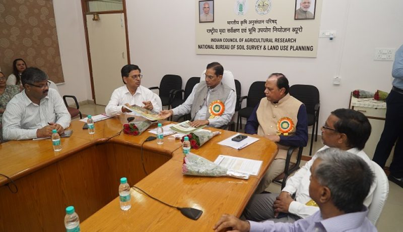 Dr. Trilochan Mohapatra, Secretary (DARE) & Director General (ICAR) and Dr. Suresh
Kumar Chaudhari, DDG (NRM), New Delhi interacting with staff members of ICAR-NBSS&LUP, Nagpur and its Regional centers on 26th June, 2022